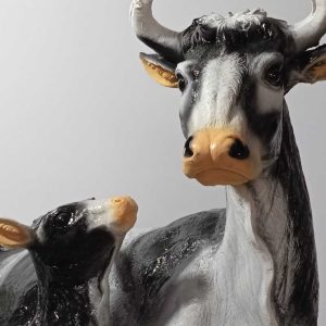 İBK-210293 Yavrulu İnek Heykeli Açık Hava Bahçe Dekorları Rölyef